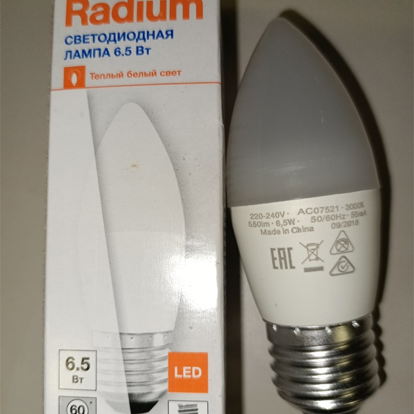 Энергосберегающая LED лампочка свеча мощностью 6,5 Ватт с цоколем E27 теплый белый свет