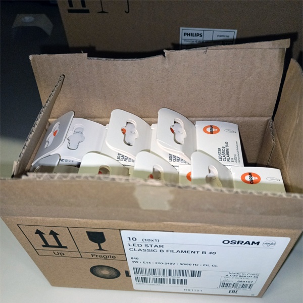 Энергосберегающая LED лампочка свеча с нитевидными светодиодами, мощностью 4 Ватта, с цоколем E14, нейтральный белый свет, прозрачная колба