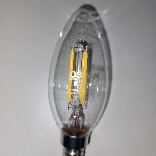 Энергосберегающая LED лампочка свеча с нитевидными светодиодами, мощностью 4 Ватта, с цоколем E14, нейтральный белый свет, прозрачная колба