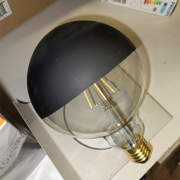 Филаментная лампочка Осрам Глоуб125 Vintage 1906 с нитевидными светодиодами в дымчатой колбе с отражателем, мощностью 7 Вт, с цоколем E27, тёплый свет