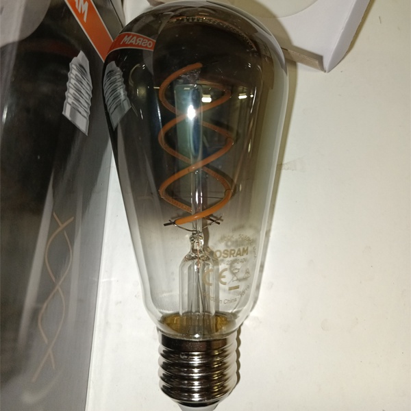 Филаментная лампочка Осрам Эдисон Vintage 1906 с нитевидными светодиодами в дымчатой колбе, мощностью 4 Вт, с цоколем E27, тёплый свет