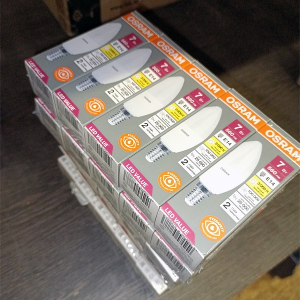 Светодиодная лампочка формы свеча Осрам мощностью 7 Ватт, с цоколем E14 (миньон), теплый белый свет