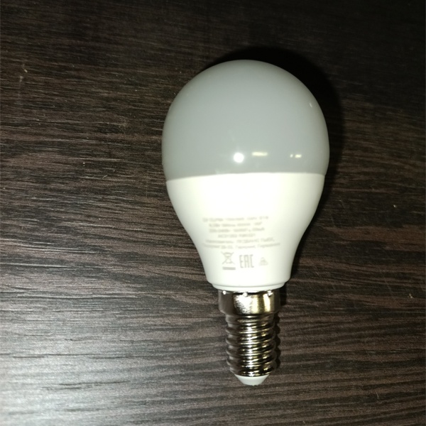 Светодиодная лампочка в форме шарика Осрам, мощностью 7 Ватт, с цоколем E14 (миньон), холодный дневной свет