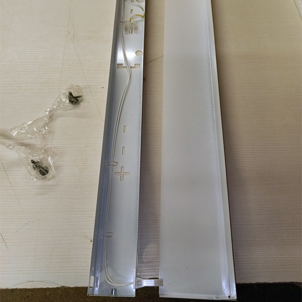 Светильник обезараживатель воздуха на одну лампу ОБН01-01-30-012 для ламп T8 мощностью 30Вт, со встроенным ЭПРА, защита от вируса