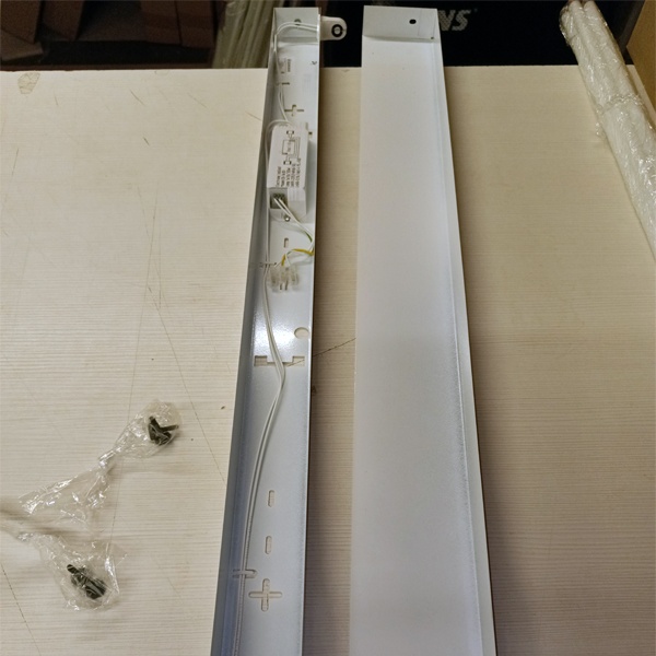 Светильник обезараживатель воздуха на одну лампу ОБН01-01-30-012 для ламп T8 мощностью 30Вт, со встроенным ЭПРА, защита от вируса