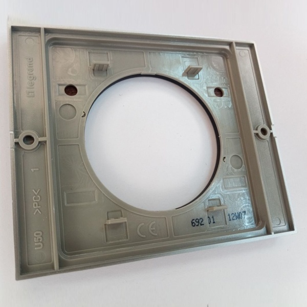 Рамка (69201) из ясеня с тонировкой под венге фирмы Legrand серии Celiane на 1 пост