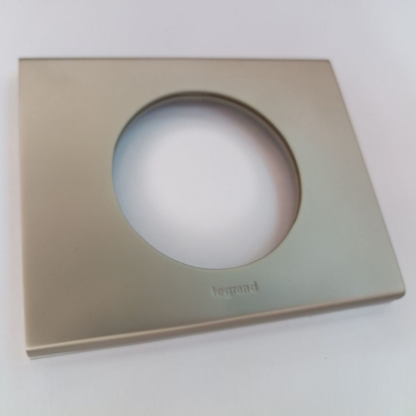 Рамка (69111) из никеля с фактурой велюра фирмы Legrand серии Celiane на 1 пост