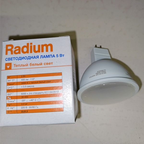 Энергосберегающая LED лампочка для точечных светильников, мощностью 5 Вт, с цоколем GU5.3 теплый белый свет