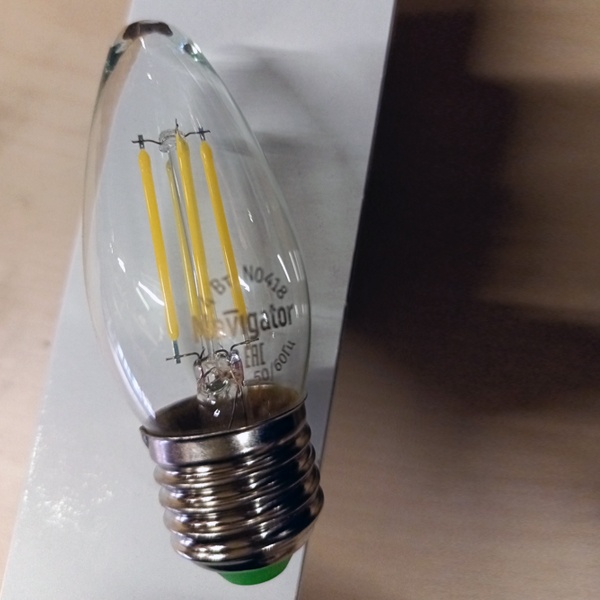 Энергосберегающая LED лампочка свеча с нитевидными светодиодами, мощностью 4 Ватта, с цоколем E27, нейтральный белый свет, прозрачная колба