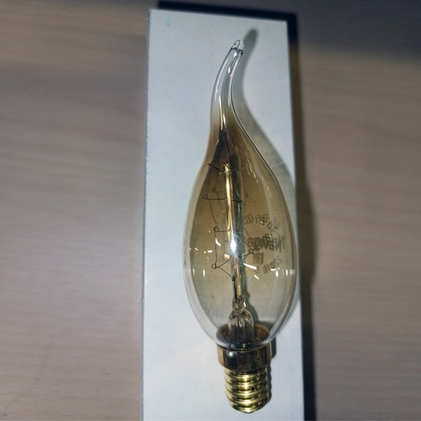 Декоративная лампа накаливания свеча на ветру золотого цвета, мощностью 40 Ватт с цоколем Е14 миньон