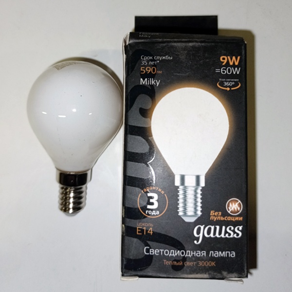 Филаментная лампочка шарик с нитевидными светодиодами Гаусс, мощностью 9 Ватт, с цоколем E14, теплый белый свет, матовая колба