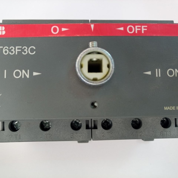 Реверсивный (перекидной) трехполюсный выключатель нагрузки ABB серии OT63F3С на 63 Ампера.