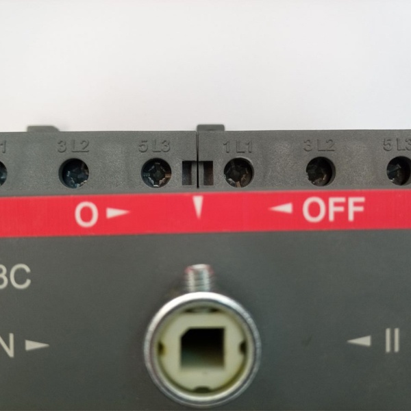 Реверсивный (перекидной) трехполюсный выключатель нагрузки ABB серии OT63F3С на 63 Ампера.