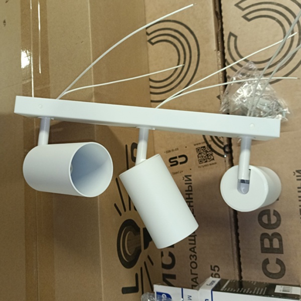 Поворотный, тройной, накладной спот Ферон ML203 для акцентного освещения, под лампу GU10, напряжением 230 Вольт мощностью 50 Ватт, цвет корпуса белый