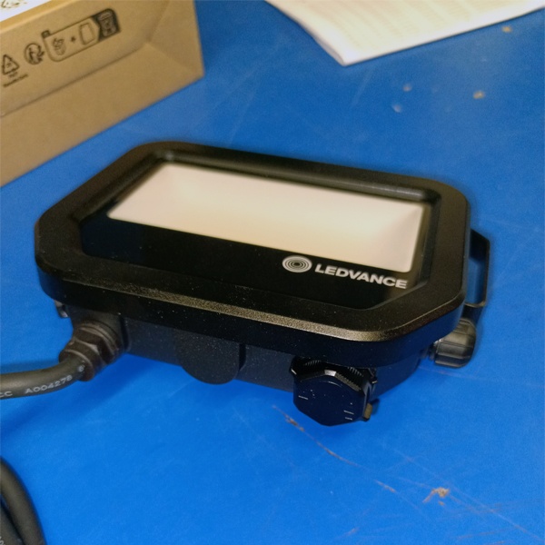 Светодиодный прожектор с регулируемой мощностью 17Вт/11Вт, белый свет, черного цвета