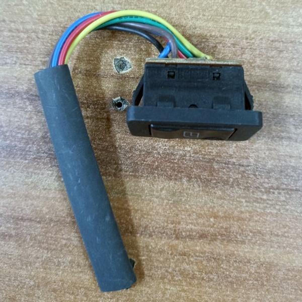 Черная кнопка стеклоподъемника Рексант 20 Ампер на 3 положения с индикацией и проводами