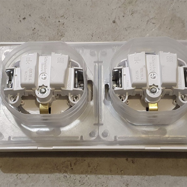 Двухместная розетка с заземляющим контактом, защитными шторками и рамкой в комплекте во влагозащитном корпусе, дерево дуб, горизонтальной скрытой установки, Глосса