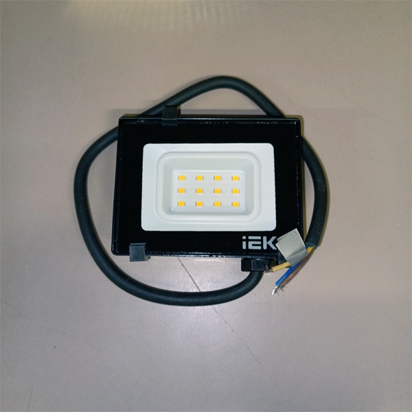 Прожектор светодиодный, влагозащищенный мощностью 10 Ватт, белый свет, черный