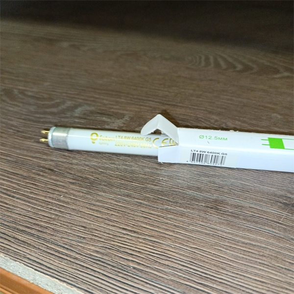 Двухцокольная лампа-трубка люминесцентная ЛЛ Т4 мощностью 8 Вт с цоколем G5 холодного света для ЭПРА
