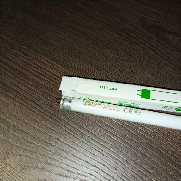 Двухцокольная лампа-трубка люминесцентная ЛЛ Т4 мощностью 8 Вт с цоколем G5 красного света для ЭПРА