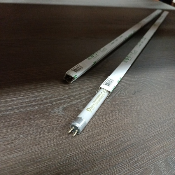 Двухцокольная лампа-трубка люминесцентная ЛЛ Т4 мощностью 20 Вт с цоколем G5 холодного света для ЭПРА