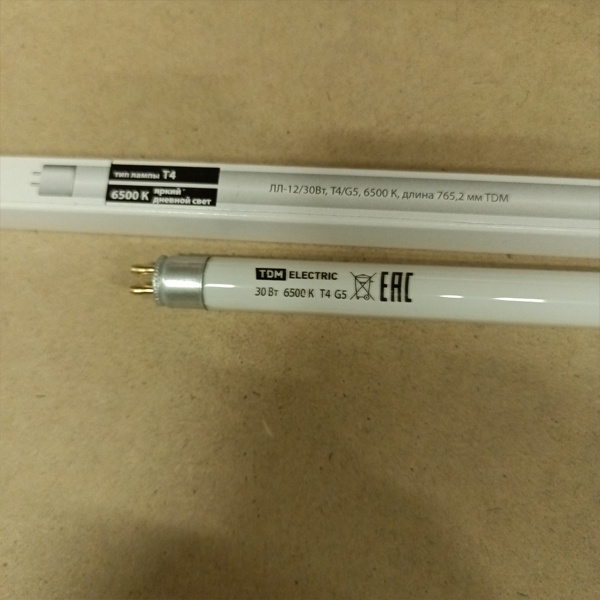 Двухцокольная лампа-трубка люминесцентная ЛЛ Т4 мощностью 30 Вт с цоколем G5 холодного света для ЭПРА