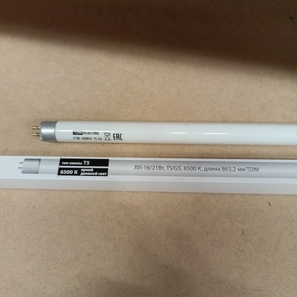 Двухцокольная лампа-трубка люминесцентная ЛЛ Т5 мощностью 21 Вт с цоколем G5 холодного света для ЭПРА