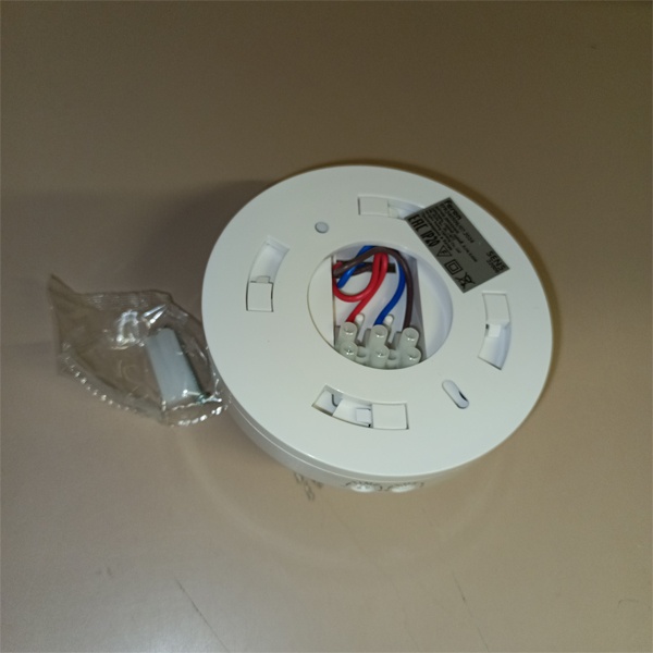 Потолочный датчик движения белого цвета мощностью 1200 Ватт с дальностью обнаружения 6 метров и углом обзора 360°