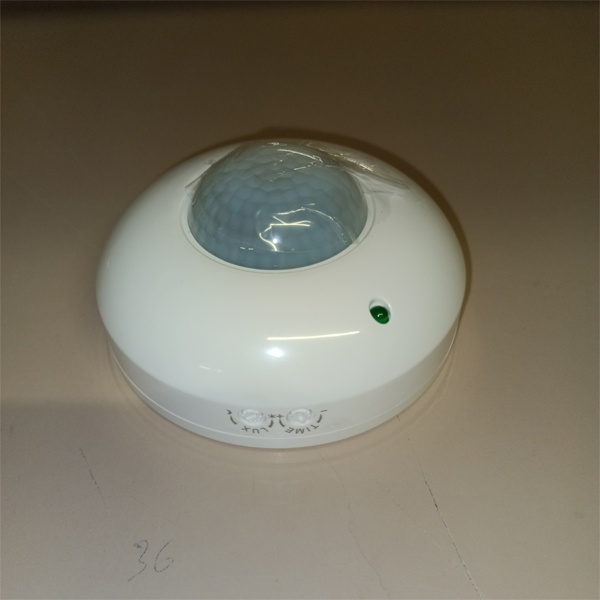 Потолочный датчик движения белого цвета мощностью 1200 Ватт с дальностью обнаружения 6 метров и углом обзора 360°