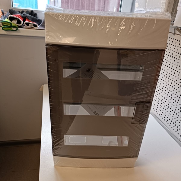 Пластиковый электрощиток настенного монтажа с клеммным блоком ABB серии Mistral41 (IP41) на 36 модулей с прозрачной дверцей