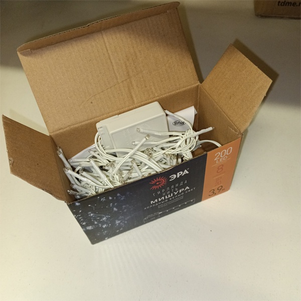 Светодиодная гирлянда Мишура, 3,9 метра (белый провод), 200 LED холодный свет, с контроллером 8 режимов, работа от сети 220 Вольт, ЭРА