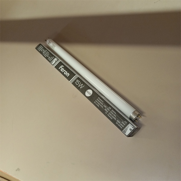 Двухцокольная лампа-трубка люминесцентная ЛЛ Т8 мощностью 15 Вт с цоколем G13 холодного света для ЭПРА