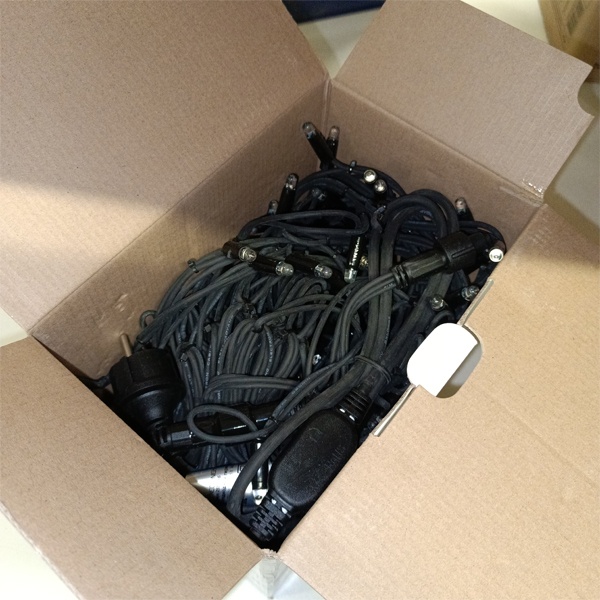 Уличная гирлянда Айсикл (бахрома) светодиодная, 5.6 х 0.9 м, эффект мерцания, черный провод 