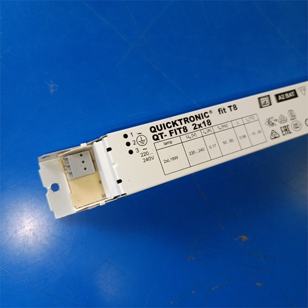 Электронный пускорегулирующий аппарат (ЭПРА) для двух люминесцентных ламп T8 с цоколем G13 мощностью 18 Ватт.