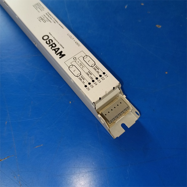 Электронный пускорегулирующий аппарат (ЭПРА) для двух люминесцентных ламп T8 с цоколем G13 мощностью 18 Ватт.