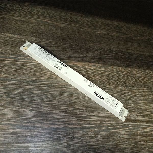 Электронный пускорегулирующий аппарат (ЭПРА) для двух люминесцентных ламп T8 с цоколем G13 мощностью 18 Ватт.