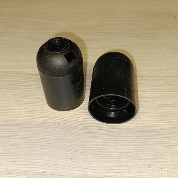 Патрон пластиковый ТДМ подвесного монтажа под лампы с цоколем E27, черного цвета