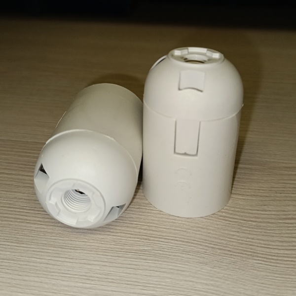 Патрон пластиковый ТДМ подвесного монтажа под лампы с цоколем E27, белого цвета