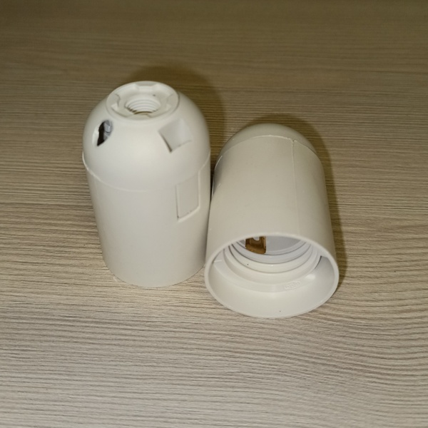 Патрон пластиковый ТДМ подвесного монтажа под лампы с цоколем E27, белого цвета