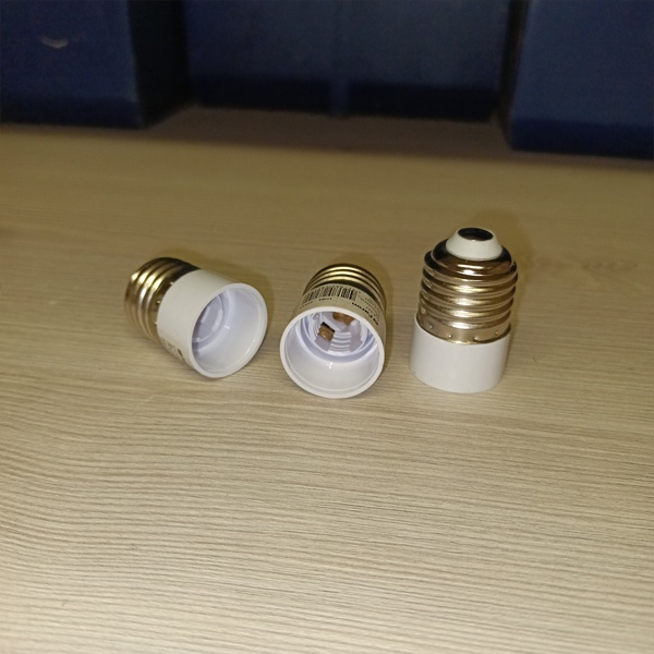 Адаптер для ламп с резьбового цоколя Е27 на резьбовой патрон Е14