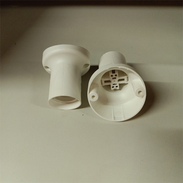 Патрон пластиковый ТДМ настенного монтажа с наклоном, под лампы с цоколем E27, белого цвета