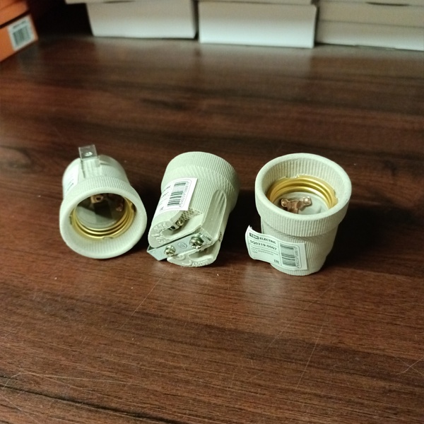 Керамический патрон с держателем для ламп накаливания с цоколем E27