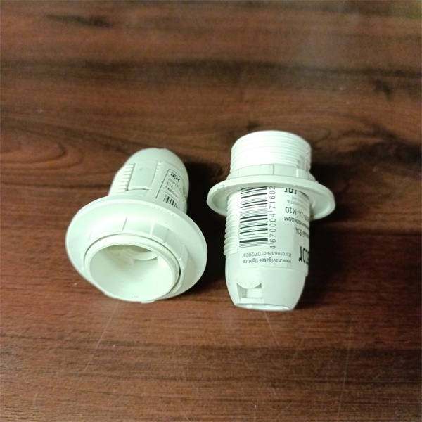 Патрон Е14 белого цвета с прижимным кольцом для ламп накаливания.