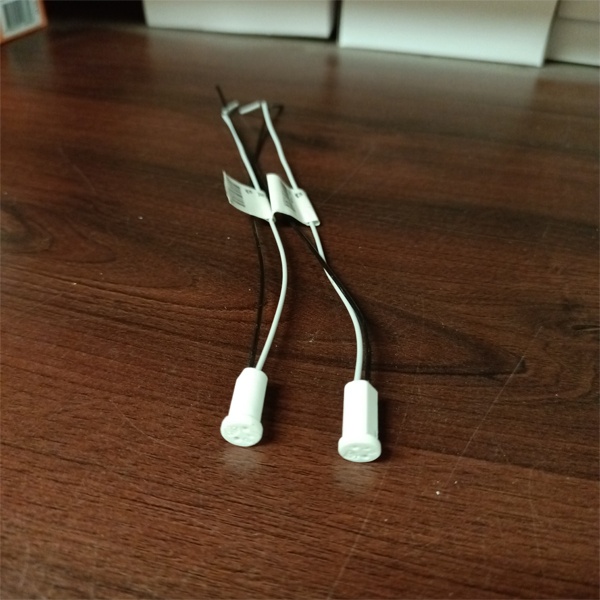 Патрон G4 для галогенных ламп.