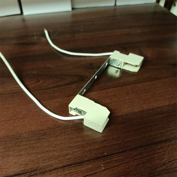 Керамический патрон RX7S на планке 114,2 мм. с проводом 1,0 кв.мм для газоразрядных ламп мощностью 70 Ватт.