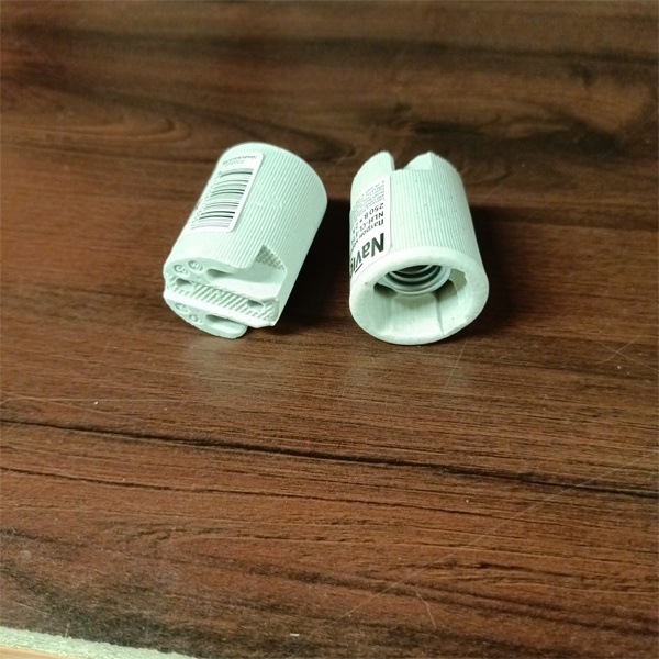 Керамический патрон Е14 для ламп накаливания.