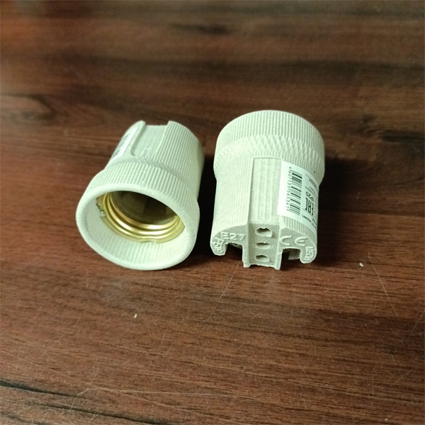 Керамический патрон Е27 для ламп накаливания.