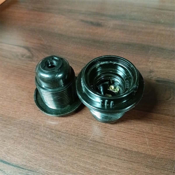 Карболитовый патрон Е27 с прижимным кольцом для ламп накаливания.