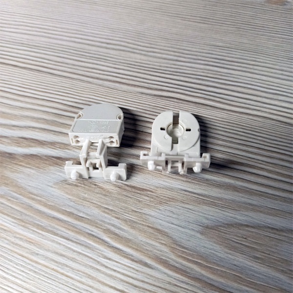 Вставной патрон G13 на ножках для линейных люминесцентных ламп Т8.