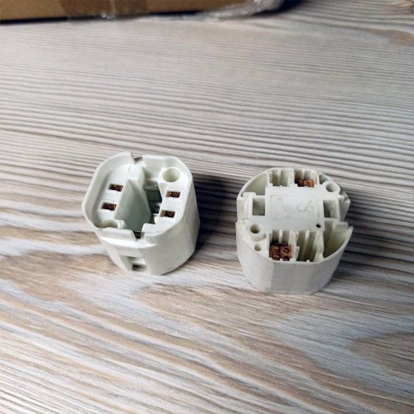 Патрон G24d-3/GX24d-3 в форме цилиндра для компактных люминесцентных ламп.